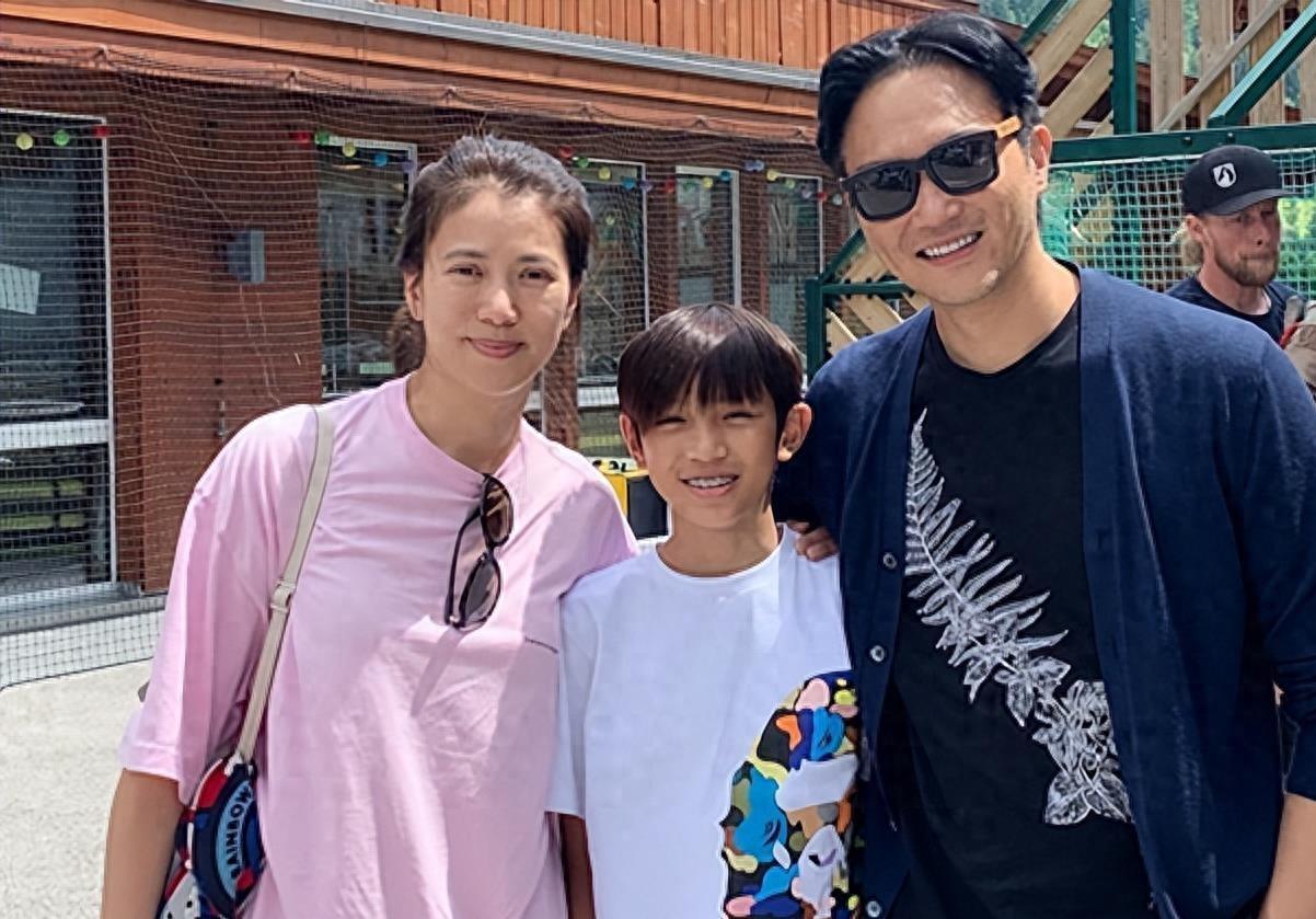 张智霖儿子"种族歧视"事件 张智霖因涉嫌诈骗代言人而被警方带走接受