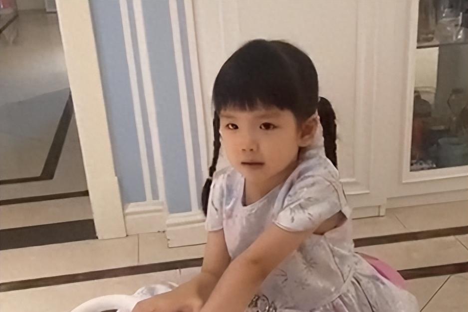 红果果庆祝婚姻13周年,晒出孩子照片 红果果和绿泡泡结婚13年,感情