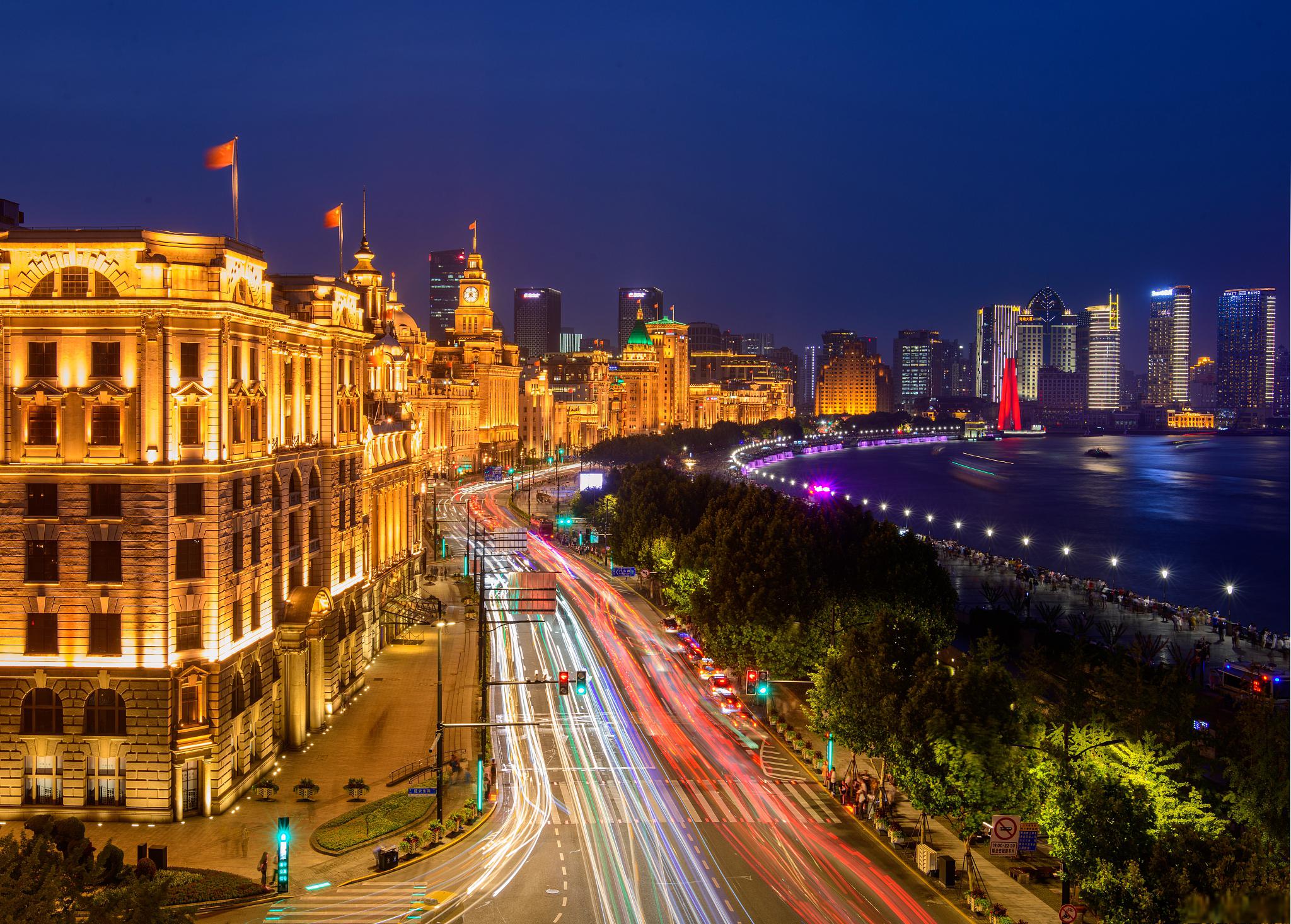 上海外滩旅游攻略 上海外滩,位于上海市黄浦区,是一条著名的沿江风景
