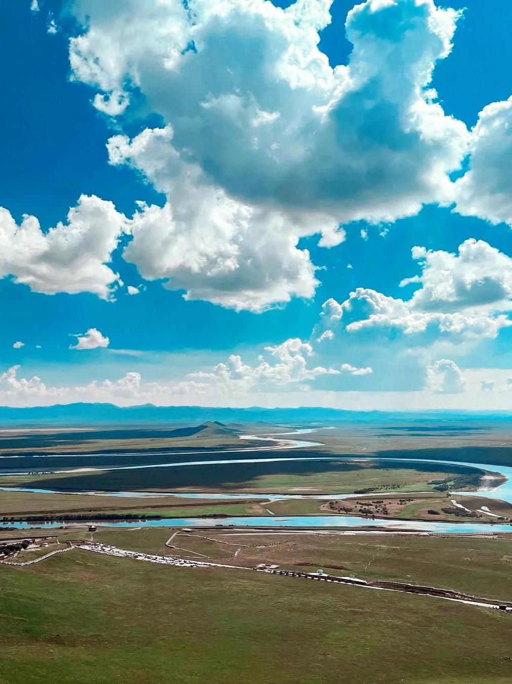 若尔盖草原是夏日必去打卡地,这里有美丽的草原,湖泊和人文景观