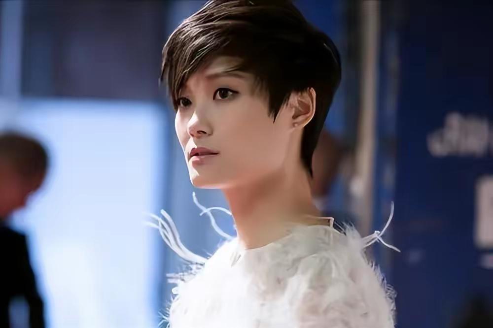 李宇春:不恋爱不结婚的勇气 李宇春在39岁时公开表示,她不打算恋爱或