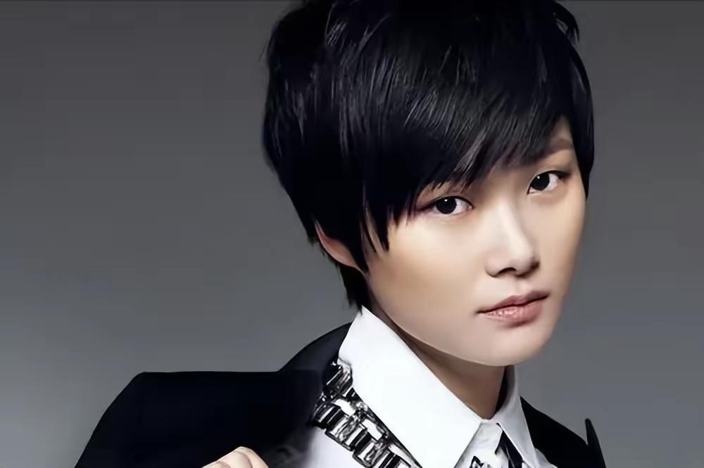 李宇春:不恋爱不结婚的勇气 李宇春在39岁时公开表示,她不打算恋爱或