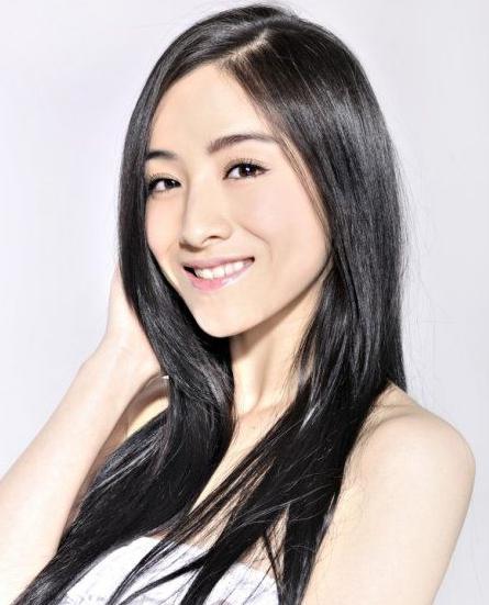 举报张艺谋"超生"的何珺 何珺,一位不知名的女演员,因举报张艺谋"超生