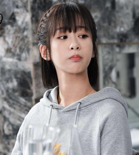 杨紫:刘海掀起来 杨紫掀起刘海后的形象变得更加精致可爱,虽然脸有点