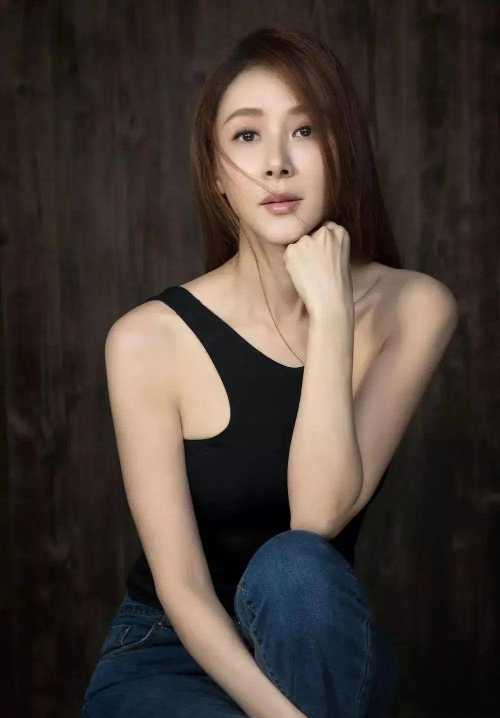 萧蔷的前半生感情荒唐,如今55岁的她,似乎已经找到了另一种生活方式