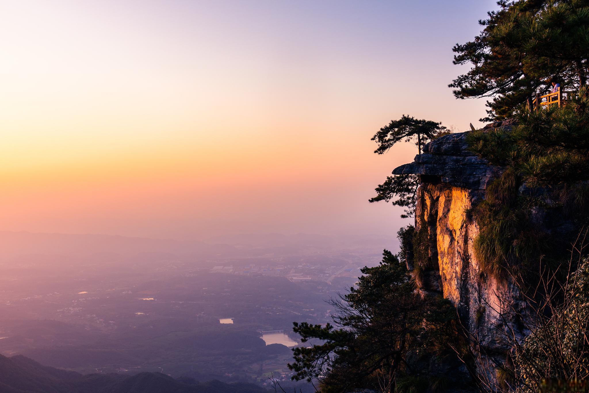 庐山旅游攻略 庐山位于江西省九江市,是世界自然遗产和世界文化遗产