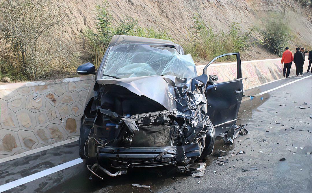 在广州花都,一辆劳斯莱斯在右转时与一辆直行的大货车相撞,事故导致大