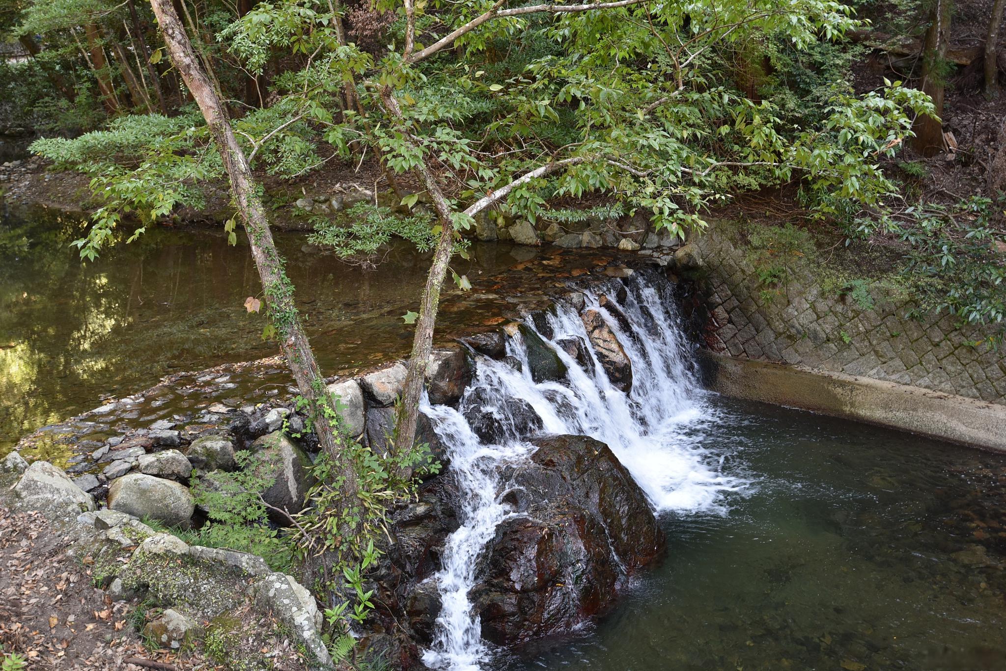 杭州山沟沟风景区 杭州山沟沟旅游区以其独特的地理位置和丰富的自然