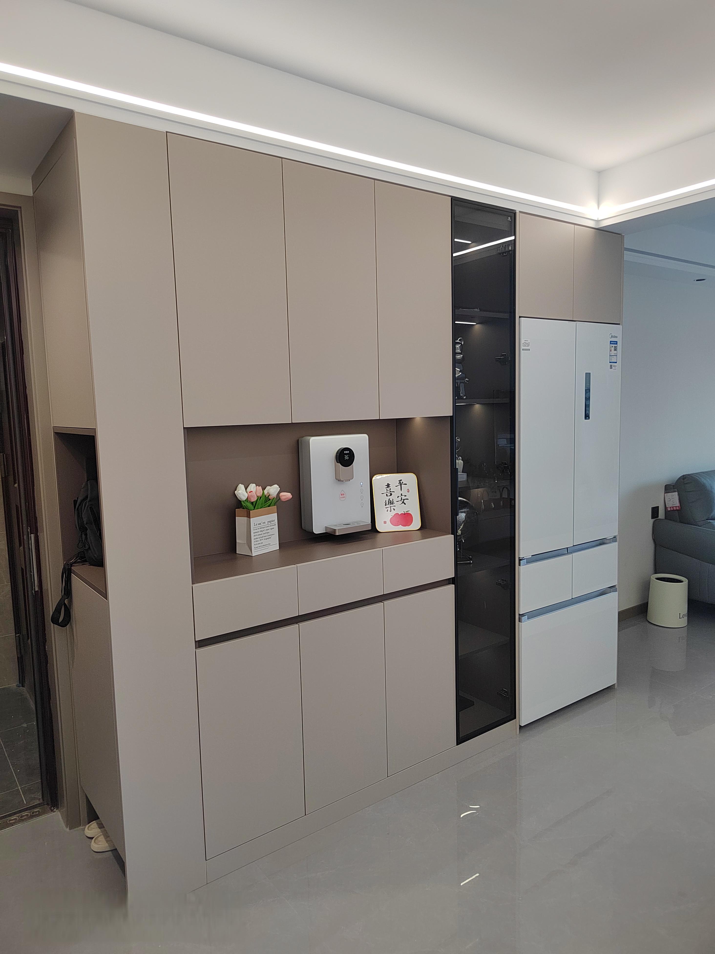 入户鞋柜,客餐厅,卧室装修攻略 户型面积不大,进门鞋柜,酒柜,冰箱柜