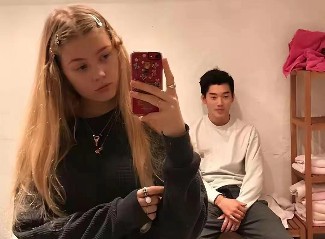 林依轮长子携洋女友秀恩爱 林依轮的大儿子林子濠与女友cabada回国