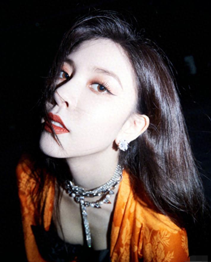 宋妍霏:钻石口罩尽显魅力 宋妍霏的外貌非常出众,她不仅拥有高颜值