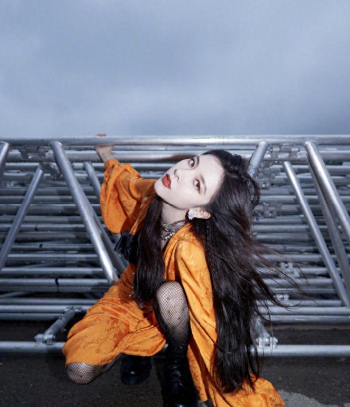 宋妍霏:钻石口罩尽显魅力 宋妍霏的外貌非常出众,她不仅拥有高颜值