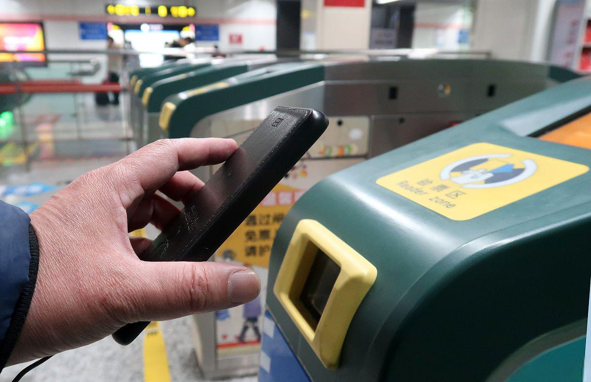 在乘坐地铁时,成年人通常会使用手机扫码或者使用公交卡刷卡进入地铁