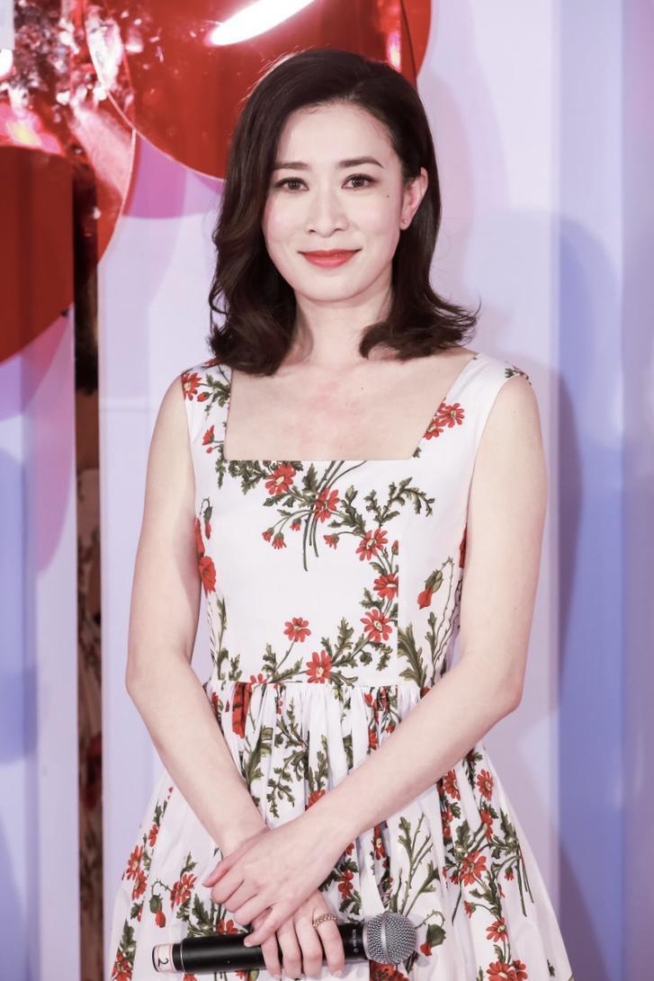 佘诗曼:宁可不婚,也要最爱 佘诗曼,43岁翻红,身价过亿,每个月仅仅收租