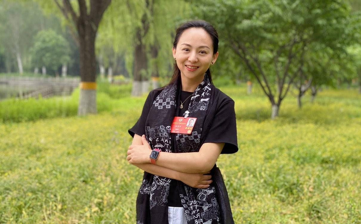 邰丽华:舞蹈与生命的力量 邰丽华,一位聋哑的舞蹈家,以她独特的舞姿