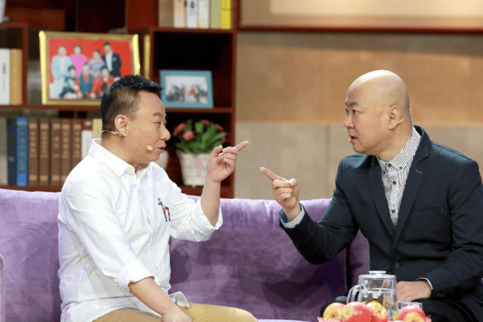 郭冬临戴白帽子参加婚礼引争议 郭冬临戴白帽子参加邵峰儿子的婚礼