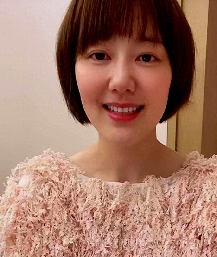 主持人王冠:追求幸福的励志故事 王冠是一位杰出的女性主持人,她的