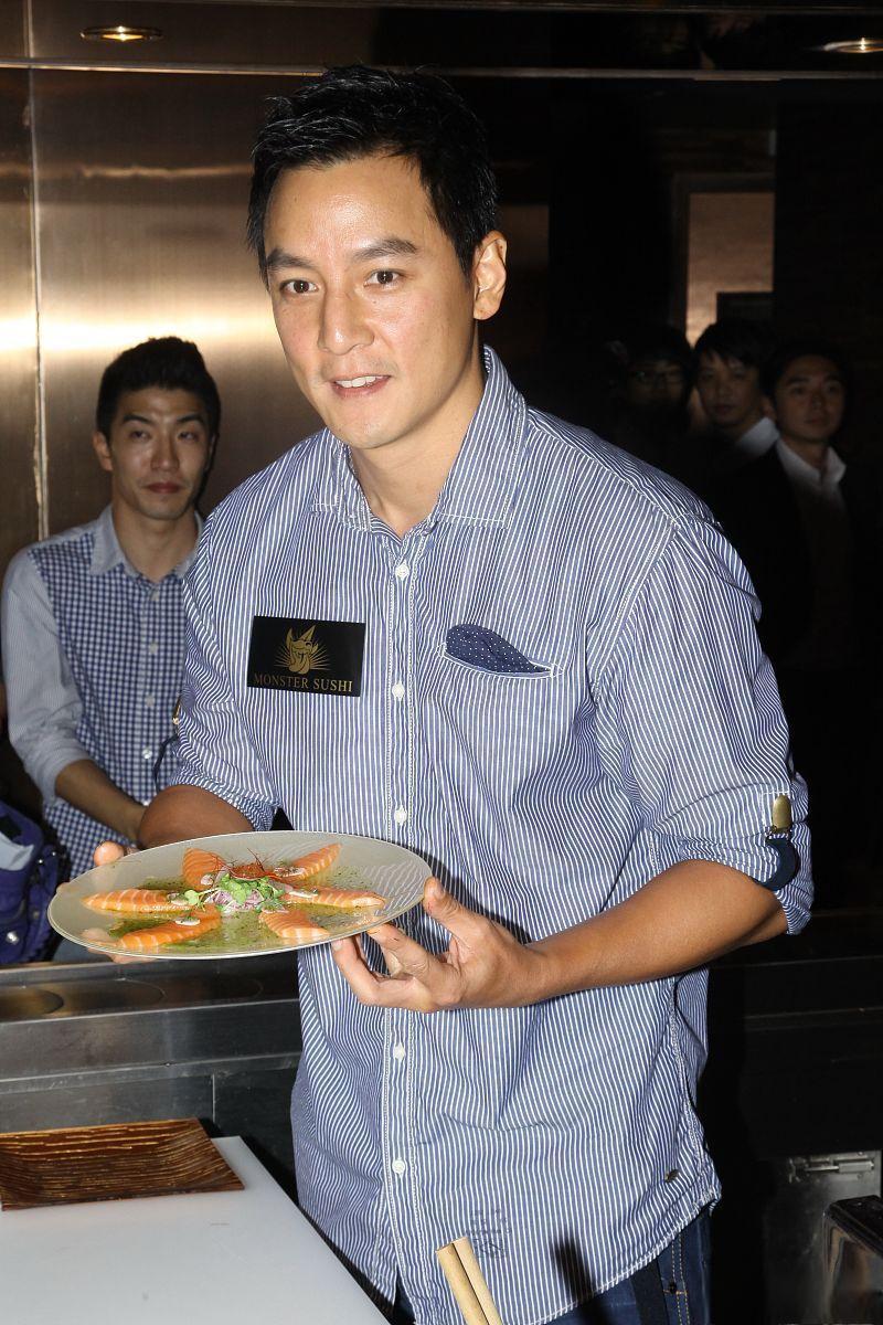 老板娘手足无措 在浙江湖州的一个眼镜店里,无人不知的明星吴彦祖出现