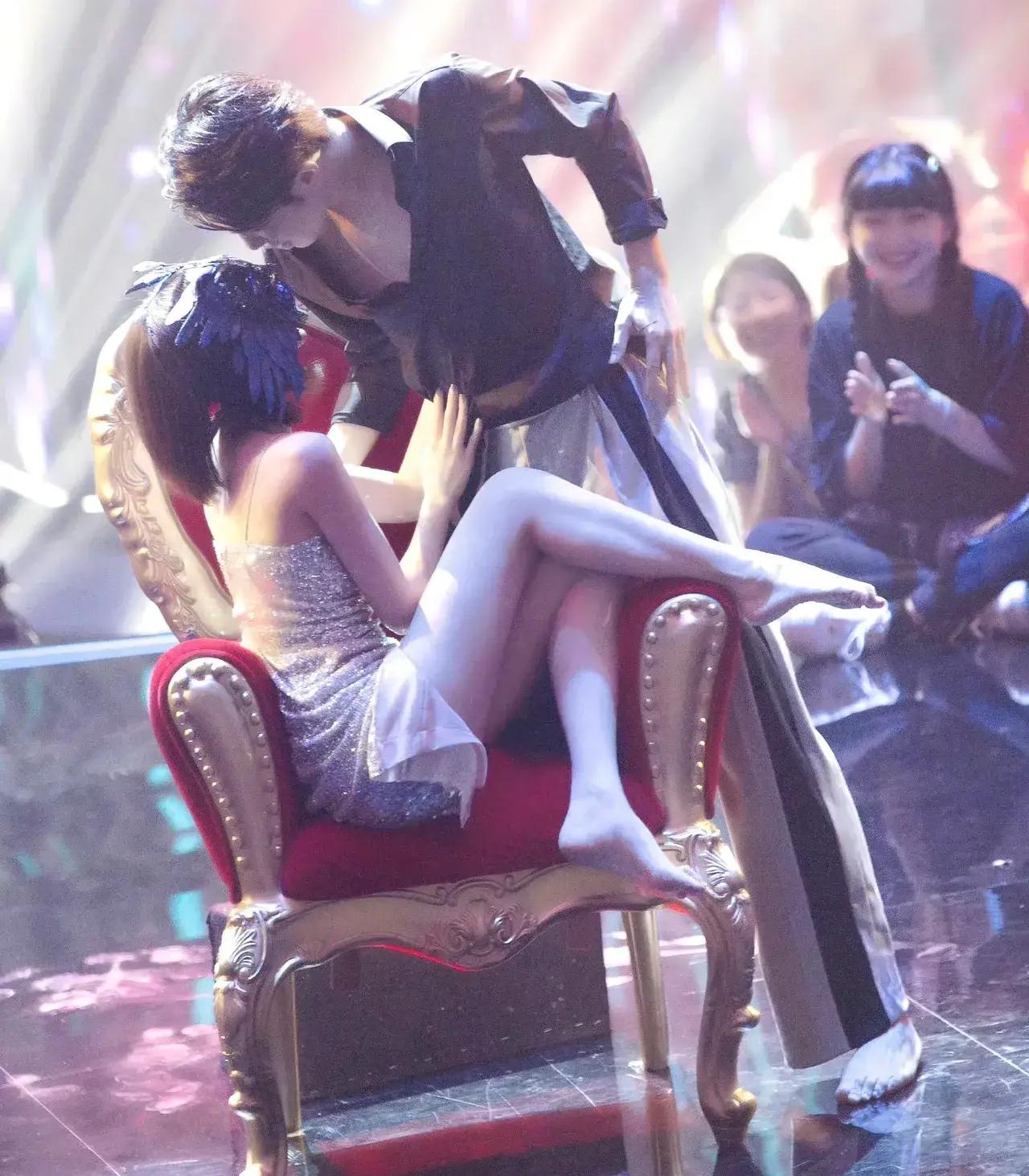 毛晓彤跳舞的舞姿 毛晓彤跳舞的舞姿,让人叹为观止!