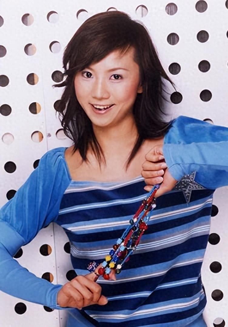 李静雯:坚韧与努力 李静雯,广东知名主持人,出身肇庆农村,靠读书改变