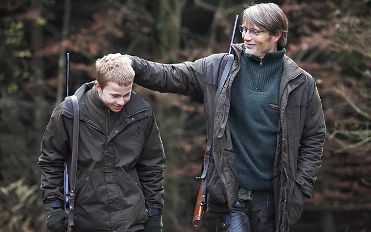 《狩猎》:微观与宏观的对比 电影《狩猎》通过主人公卢卡斯的遭遇