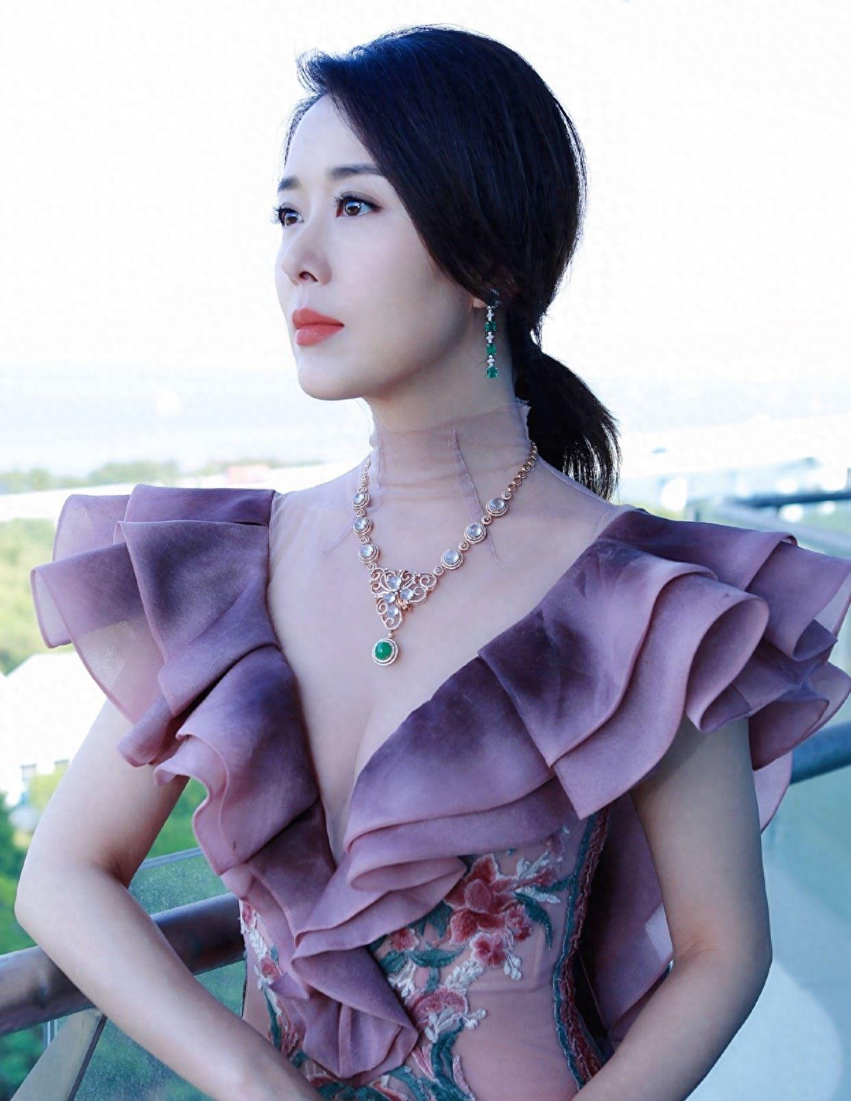 颜丹晨:用魅力和智慧征服世界 颜丹晨是一个用魅力和智慧征服世界的