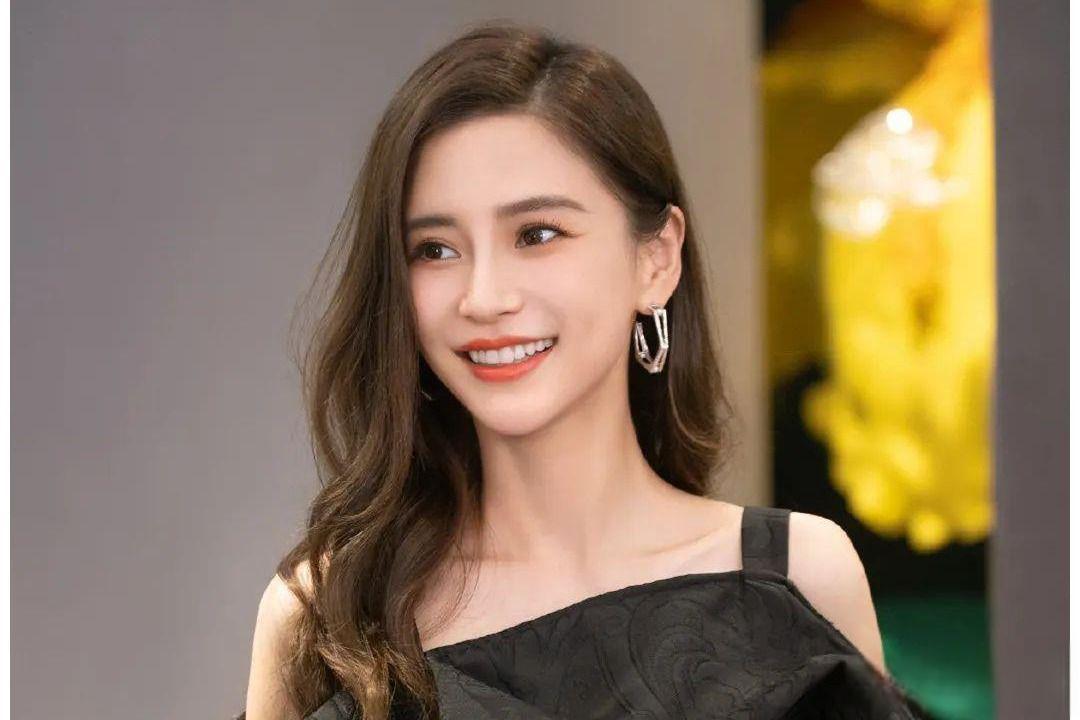 angelababy被指国外发布的照片上的戒指上有个眼睛,但是回国后,这个