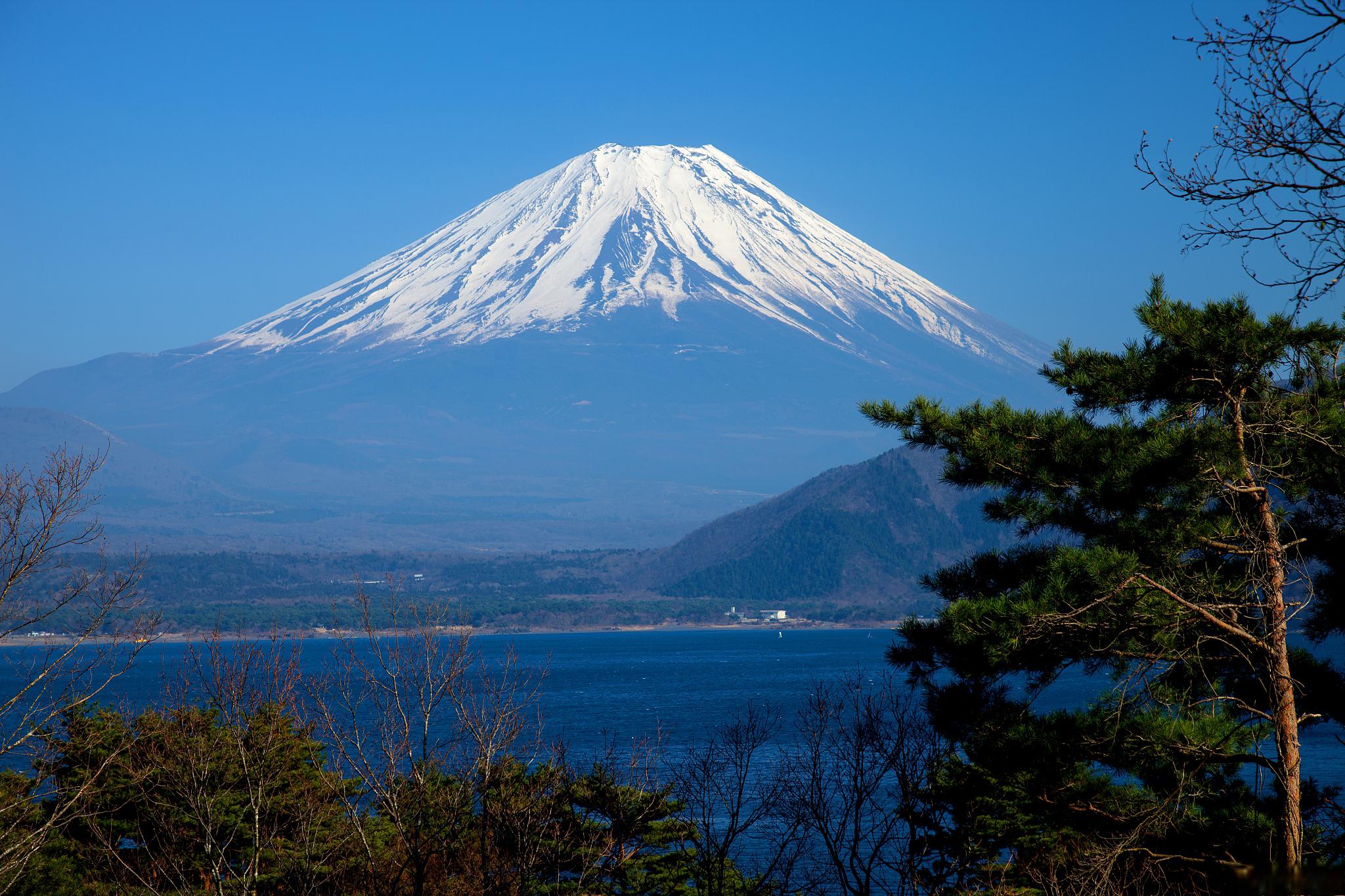 富士山的魅力 富士山,位于日本本州岛中部,是日本最高的山峰,也是世界