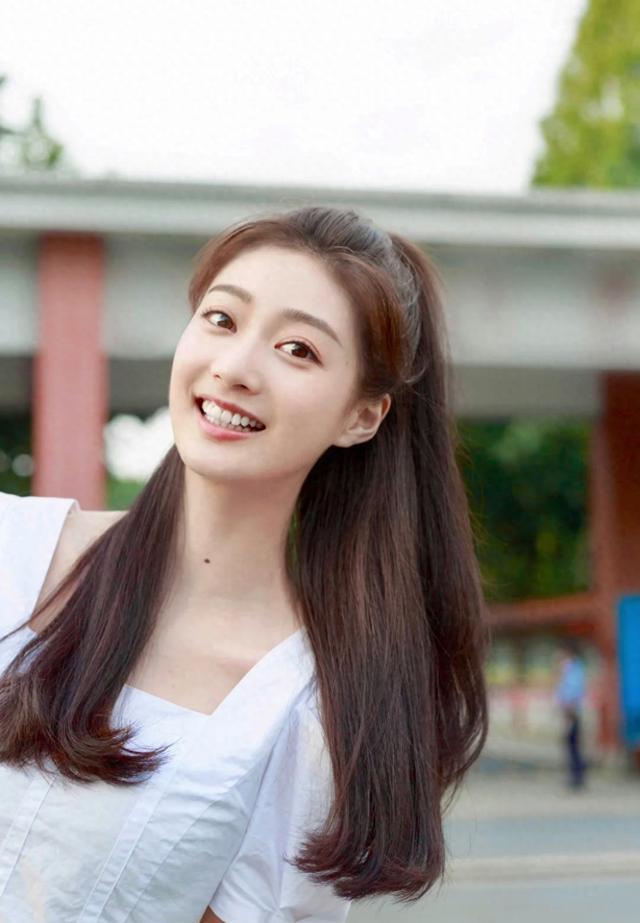 冯琳:从最美领诵员到中秋晚会主持人 冯琳身着旗袍,散发出一种仿佛从