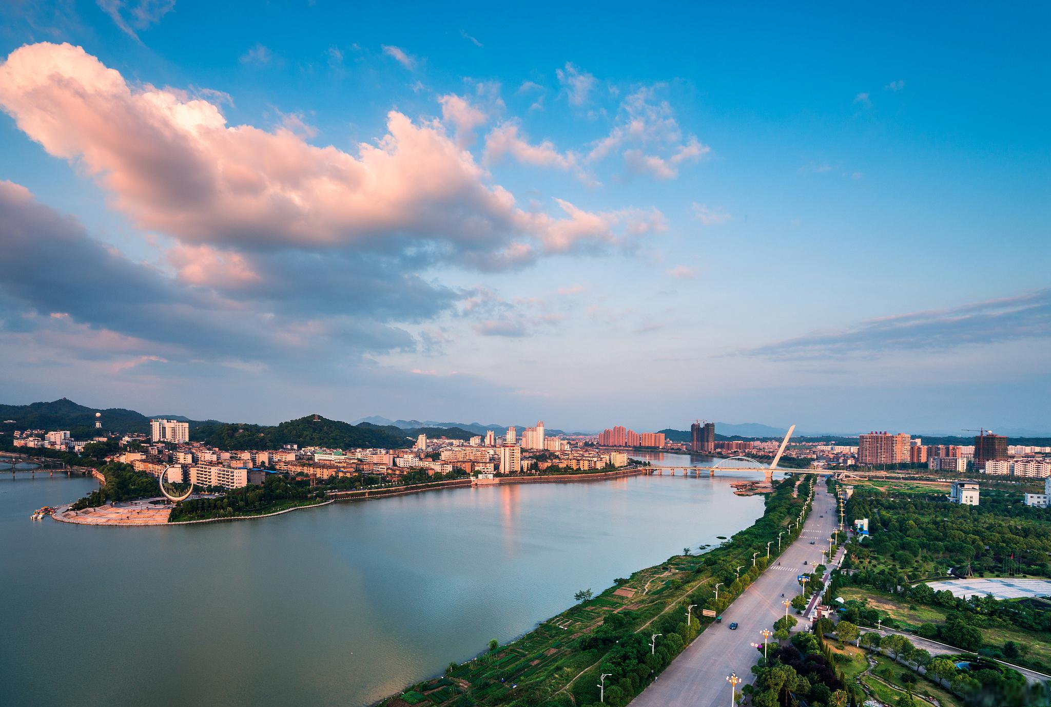 弋阳龟峰景区游览攻略 弋阳龟峰景区是江西省弋阳县的著名旅游景点,是