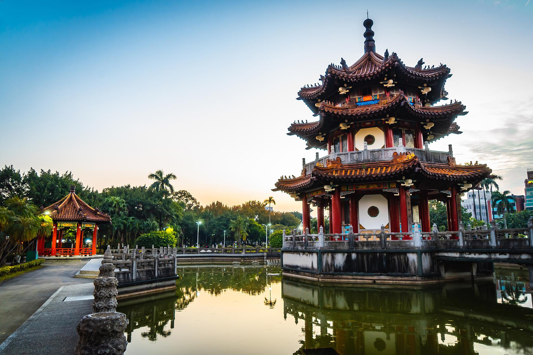 北海公园的主要景点 北海公园位于北京市中心,是一座古老的皇家园林.