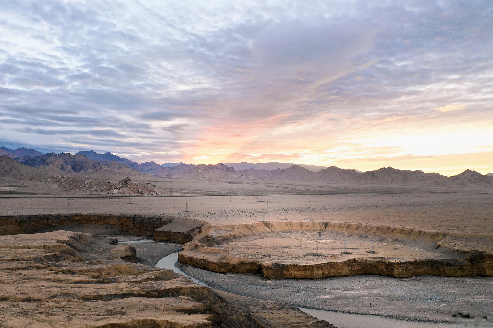 茫崖:孤独之美 旅游,对于很多人来说是一种寻找刺激和冒险的方式.