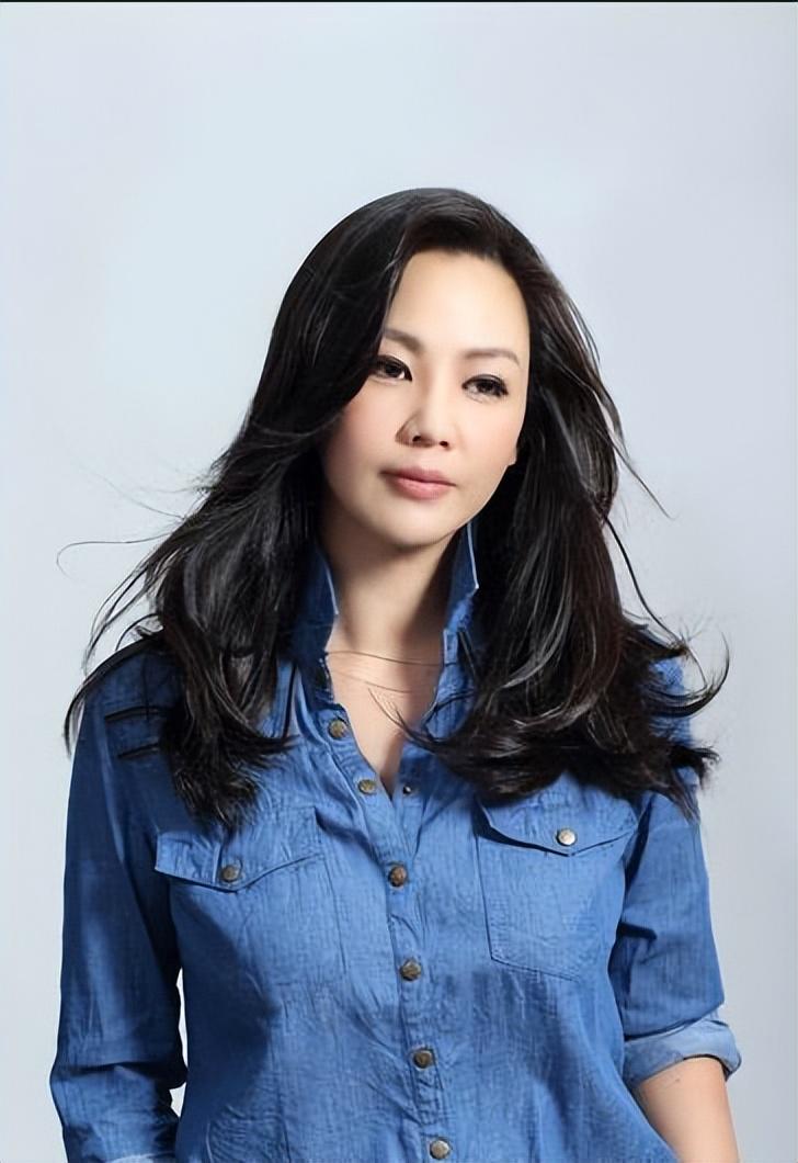 王馨平:从歌手到瑜伽导师 王馨平,曾是宝丽金四小花之一,如今以瑜伽