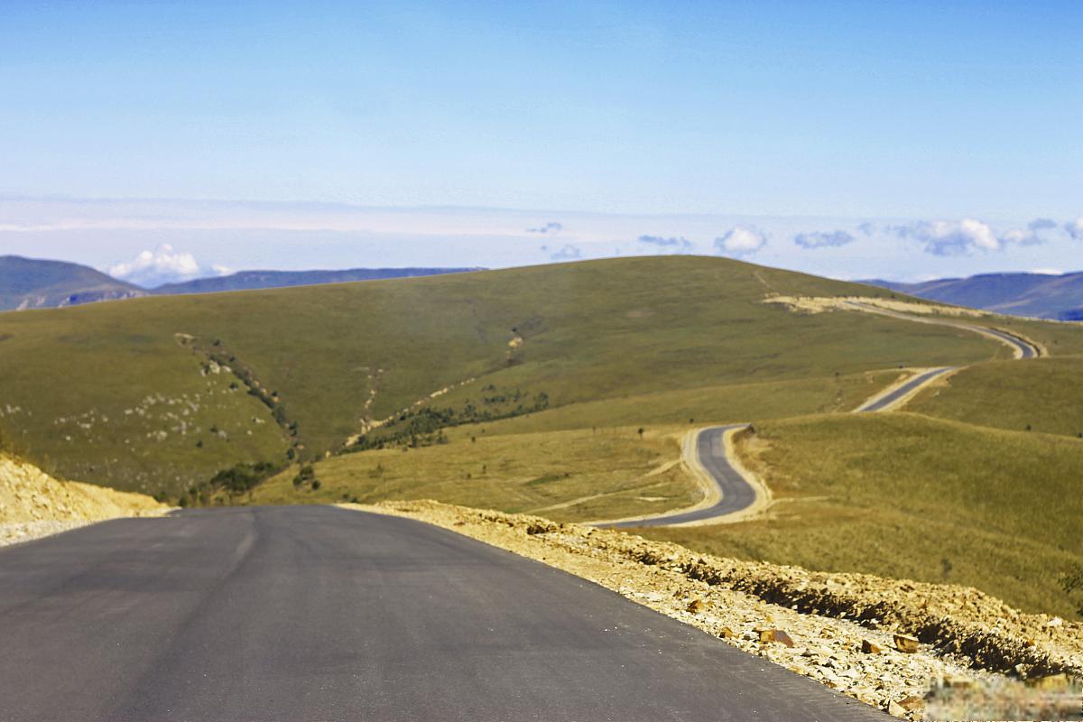 百里天路自驾攻略 百里天路是一条风景秀丽的山区道路