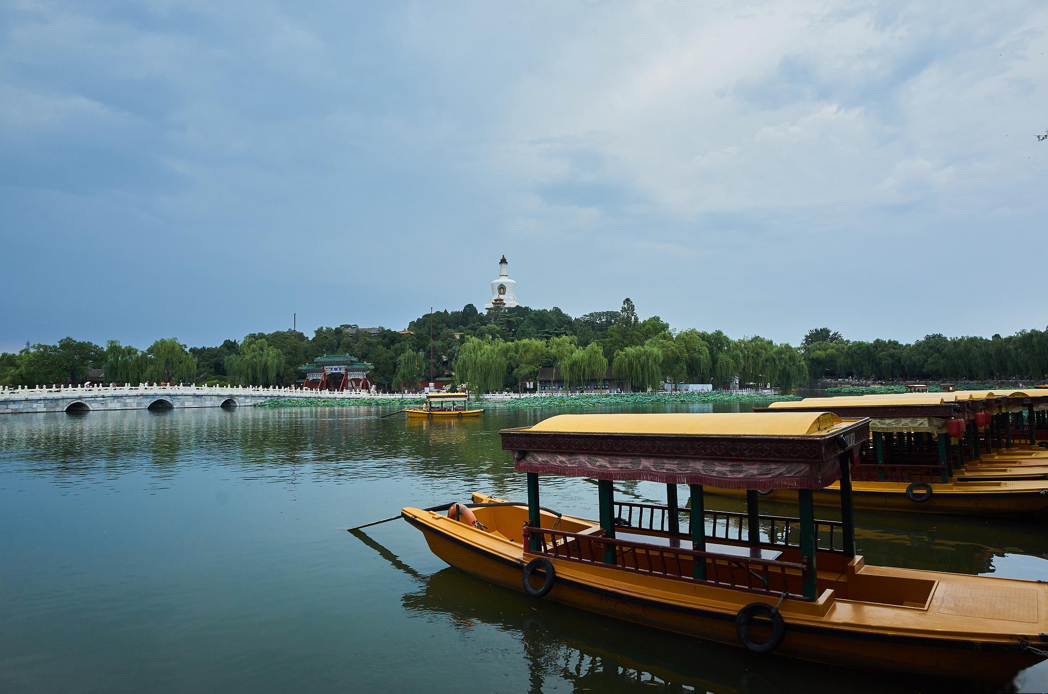 北海公园停车攻略 北海公园,位于北京市中心,是一座历史悠久,景色秀丽