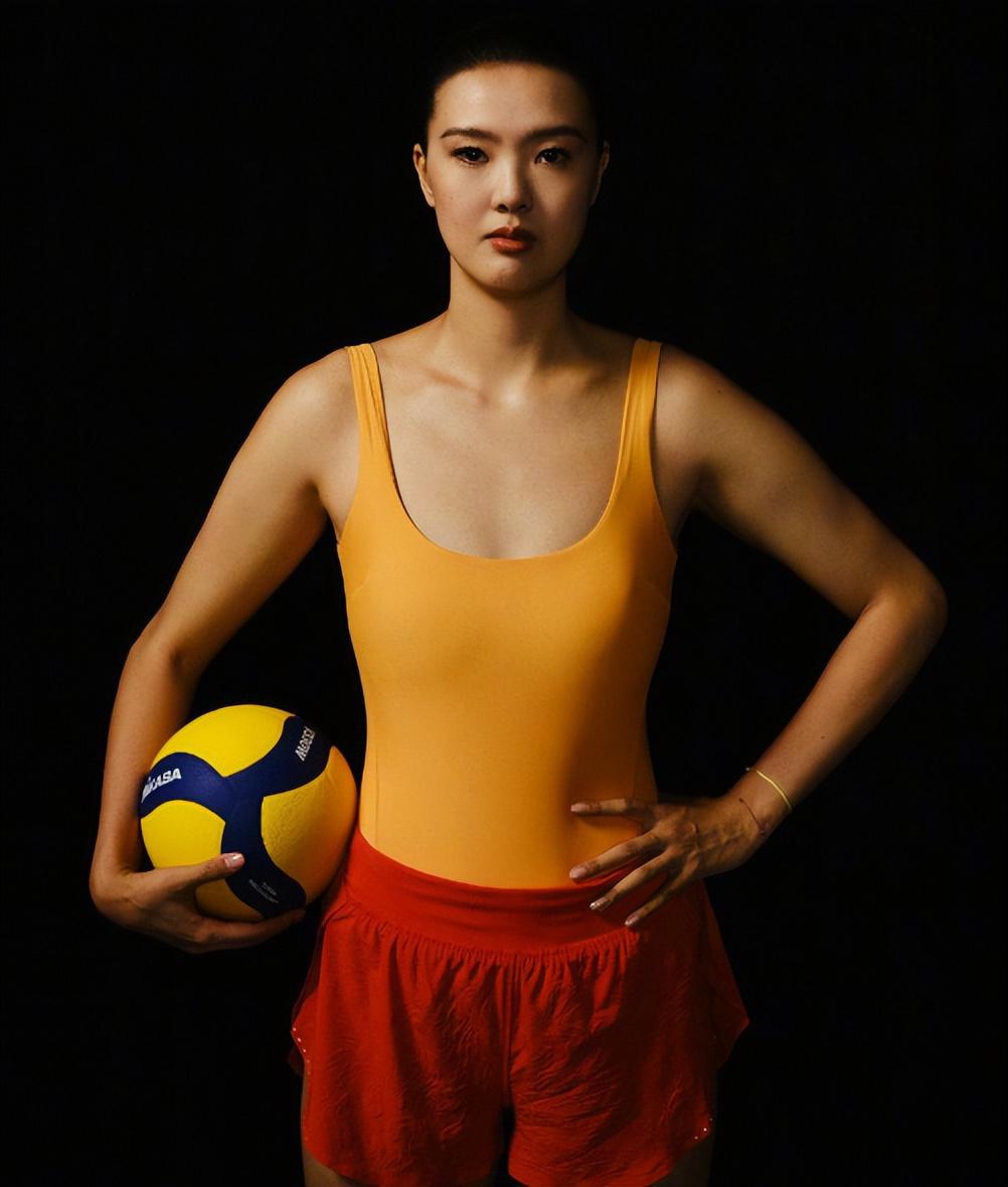 张常宁拍时尚大片,透着健康美 中国女排队员张常宁拍摄排球有关的时尚