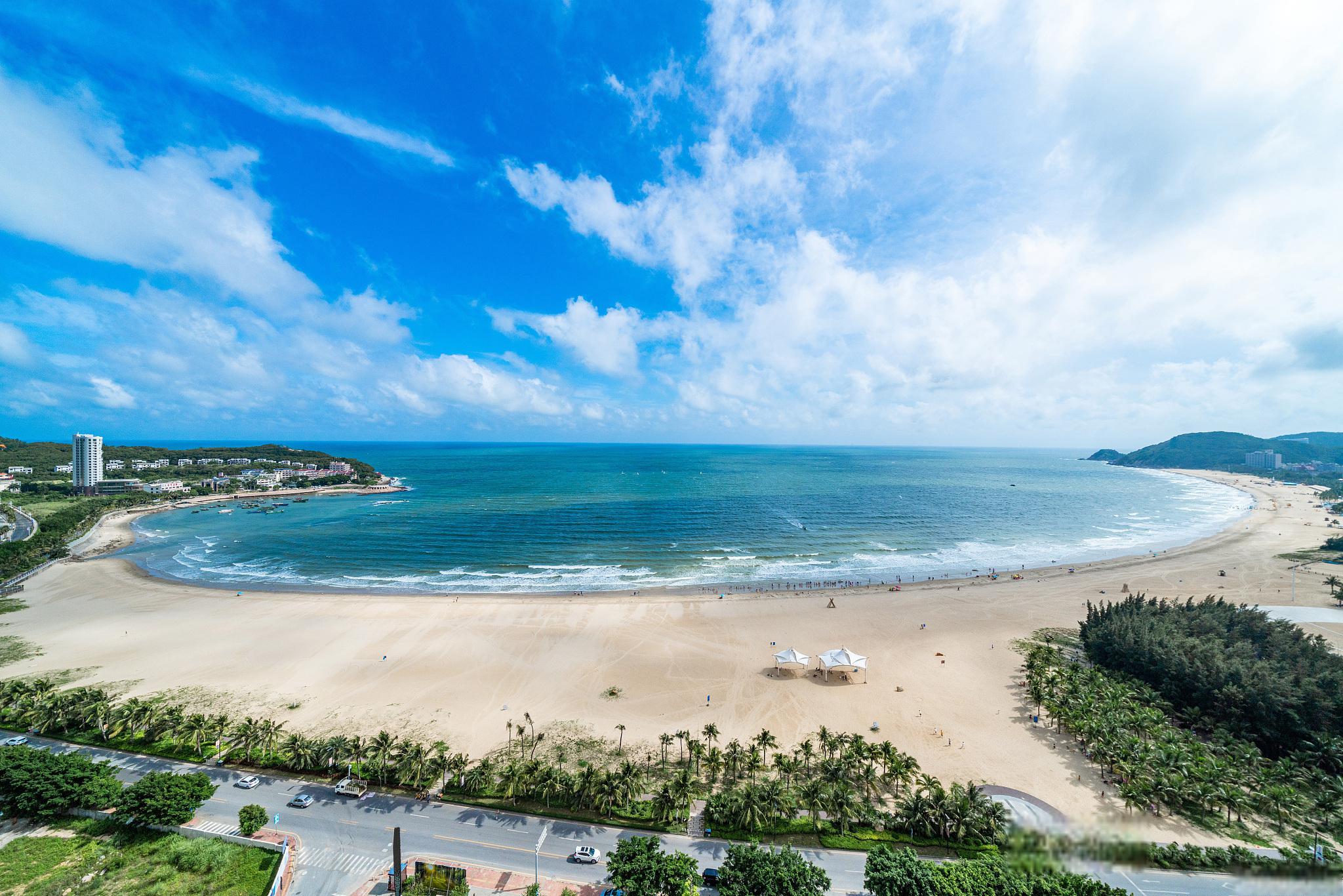 金町湾海滩游玩攻略 金町湾海滩位于日本山口县东南部,是一个迷人的