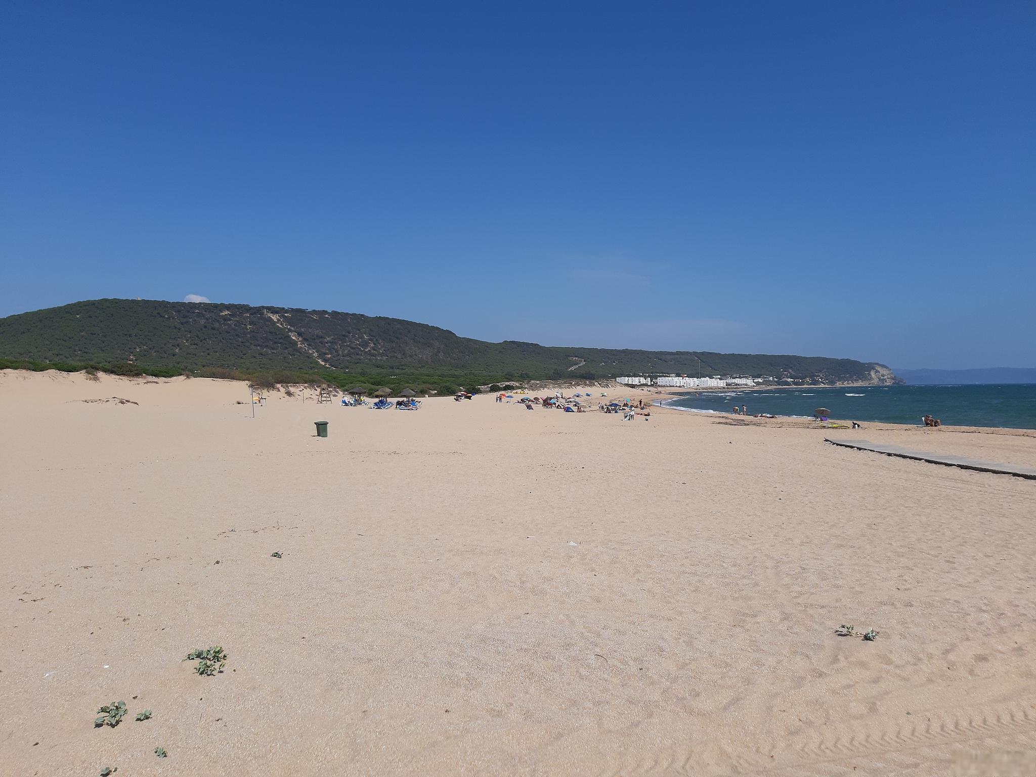 金町湾海滩游玩攻略 金町湾海滩位于日本山口县东南部,是一个迷人的