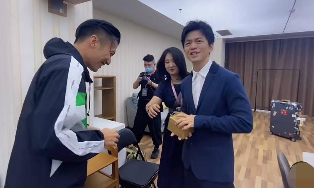 李健拒绝谢霆锋要微信的原因 李健拒绝谢霆锋要微信,原因是他只用老年