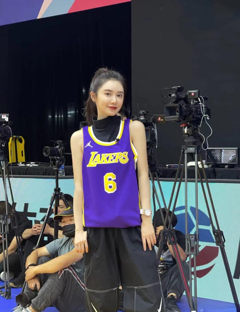 腾讯nba女主播美娜的真实名字 美娜的真名叫宋美娜,是东北吉林人,毕业