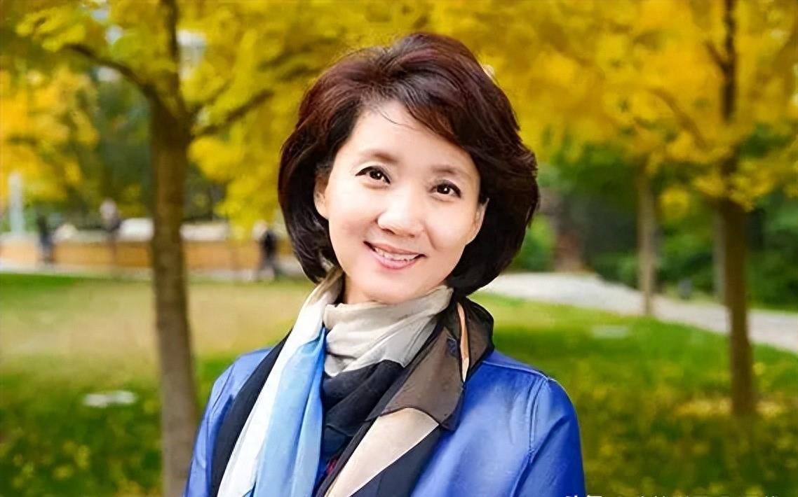 李修平:坚韧与奋斗的传奇 李修平是中国电视主持界的传奇女主持,她的