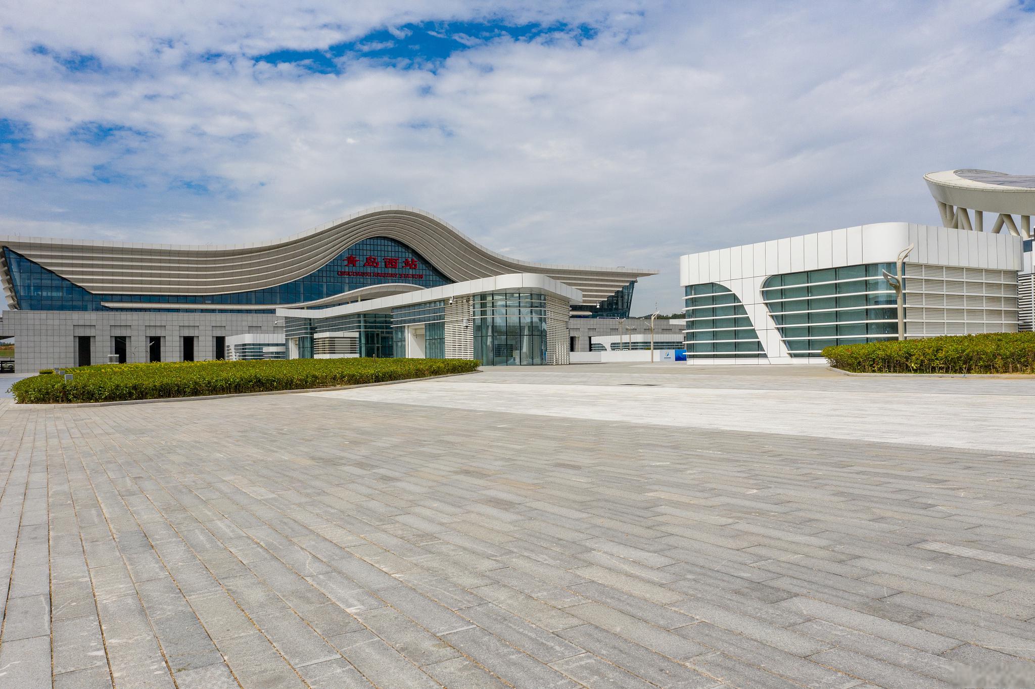 可以通过以下几种方式前往昆明南站到石林风景区.