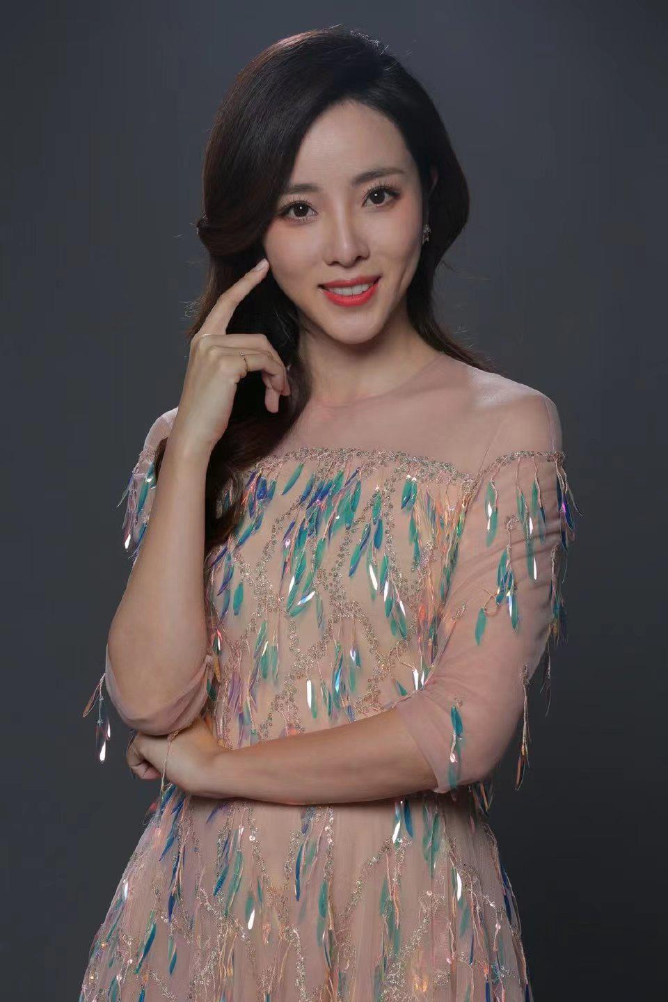 备受关注的央视主持人李思思离职后,开始走上了带货之路,转型直播