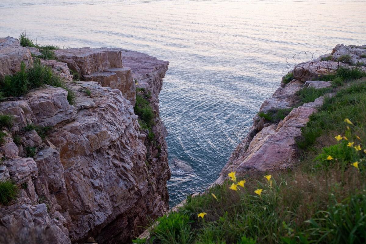 长岛九丈崖景区的海上落日 山东烟台长岛九丈崖景区,伴随着唯美的海上