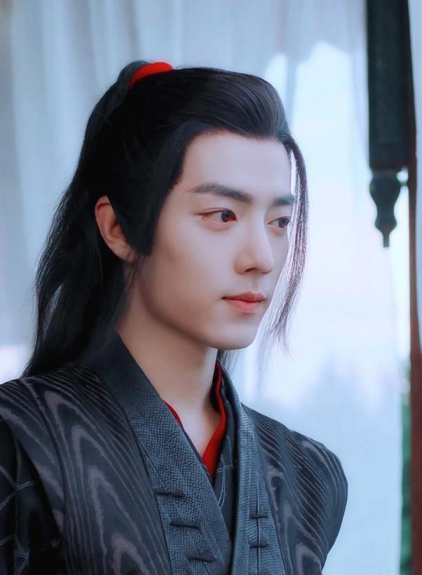 肖战:偶像的意义 肖战在接受采访时探讨了偶像的意义,他认为偶像不仅