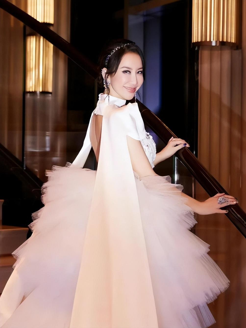 李玟百件礼服被截留 李玟的上百件礼服被其老公bruce截留,李玟的家人