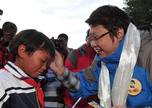 韩红退伍后敬礼,军人精神依然存在 韩红在义诊活动结束后,当地居民