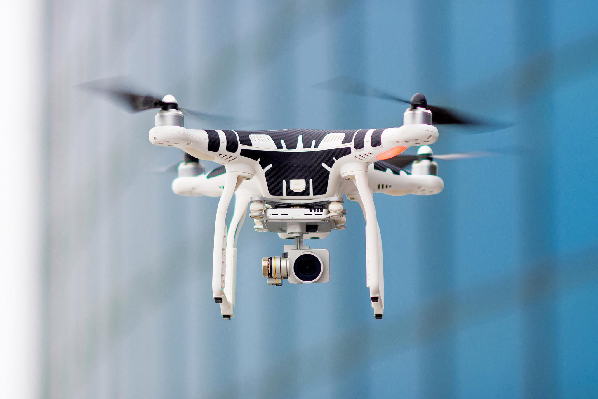 喷火无人机10分钟消除巨型马蜂窝 重庆一学校附近发现直径约1米的巨型