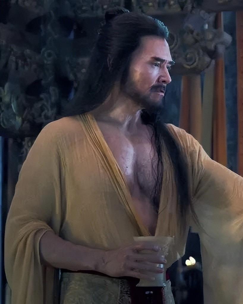 费翔在《封神第一部》中扮演商纣王,展现出色的演技和肌肉发达的身材