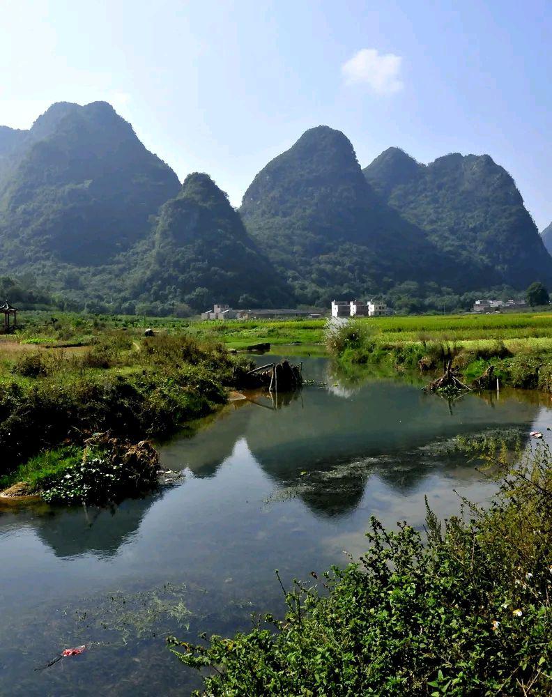 广东英德英西峰林以其壮丽的石峰,清澈的溪流和翠绿的植被吸引着众多